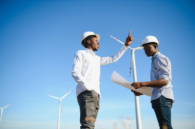 Ingenieurs windmolens voor de productie van elektrische stroom.