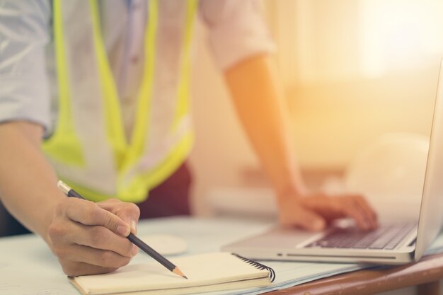 Ingenieursmens die met laptop werkt