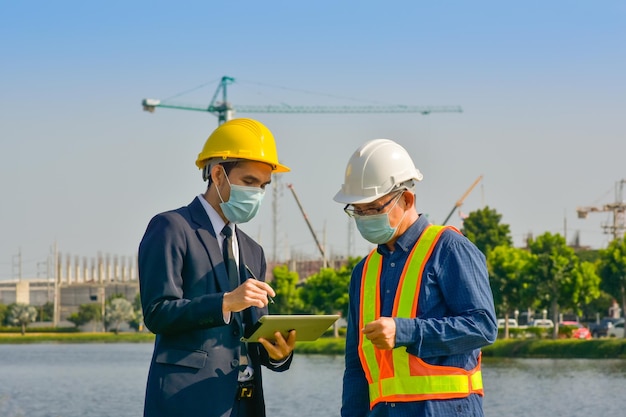 Ingenieursteam Bouwvakkers plannen bouwproject op de site buiten