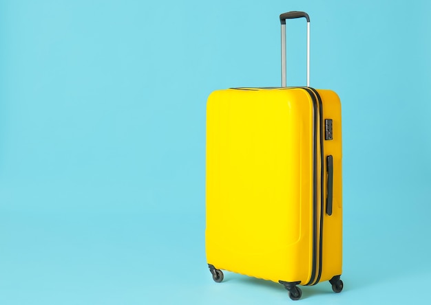 Ingepakte koffer op kleur. Reis concept