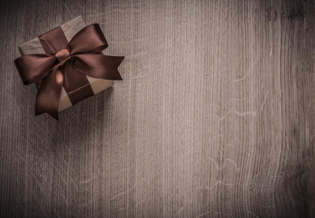 Ingepakte vintage geschenkdoos op houten bord vakantie concept copyspace