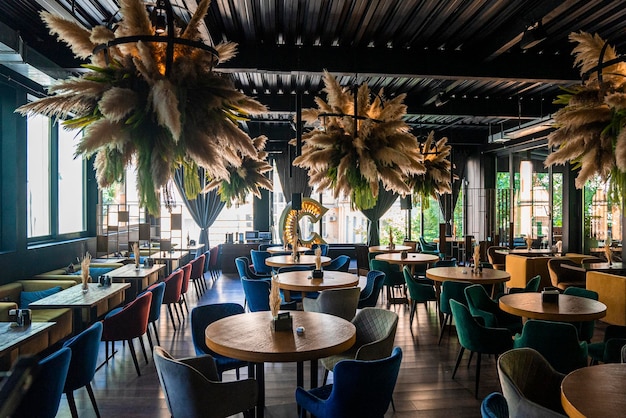 Ingericht luxe restaurant met lege stoelen en tafels