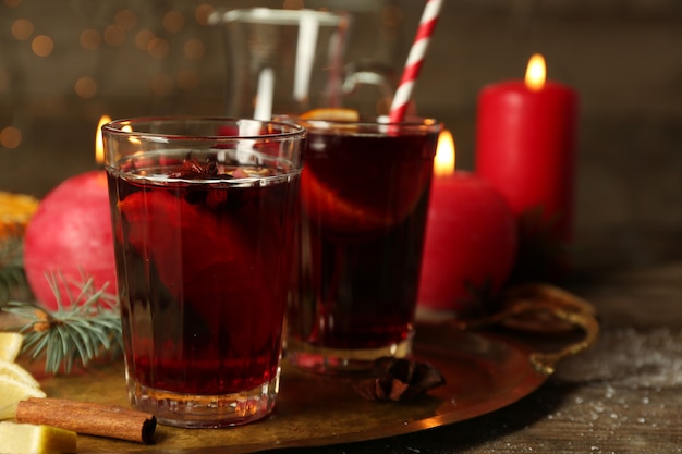 Ingerichte compositie van glühwein in glazen op houten tafel