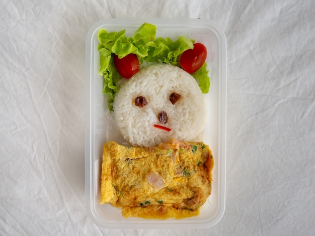 Ingerichte lunchbox met rijst met Aziatische omelet