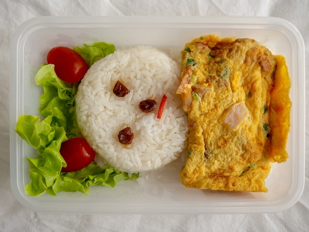 Ingerichte lunchbox met rijst met Aziatische omelet.