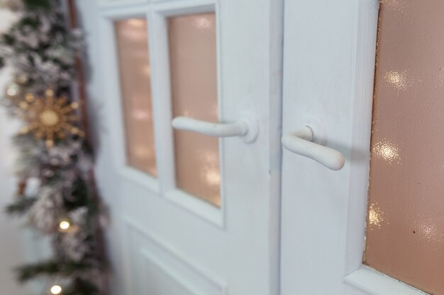 Ingerichte nieuwjaarskamer met prachtige dennenboom en kerstkrans