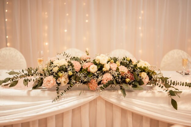 Ingerichte zaal voor huwelijksceremonie Bruiloft Banket De stoelen en ronde tafel voor gasten geserveerd met bestek bloemen