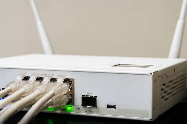 Ingeschakelde enterprise gigabit router close-up.