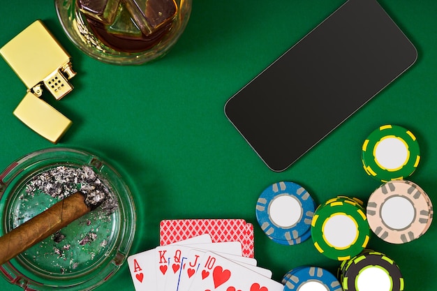 Ingesteld om poker te spelen met kaarten en chips op groene tafel. Bekijk van bovenaf met kopie ruimte. Mockup voor bannersjabloonlay-out voor online casino. Groene tafel, bovenaanzicht op de werkplek.