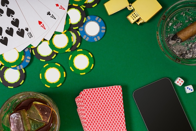 Ingesteld om poker te spelen met kaarten en chips op groene tafel, bovenaanzicht. Stilleven