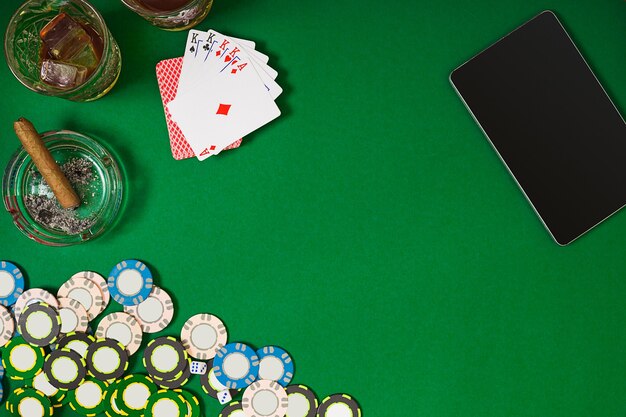 Ingesteld om poker te spelen met kaarten en chips op groene tafelbladweergave