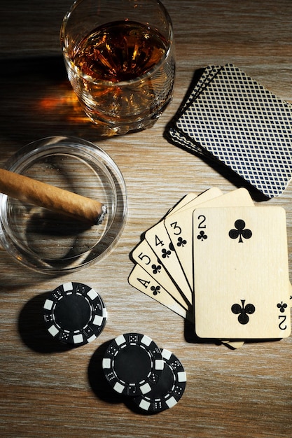 Ingesteld op het spelen van poker met kaarten en fiches op houten achtergrond
