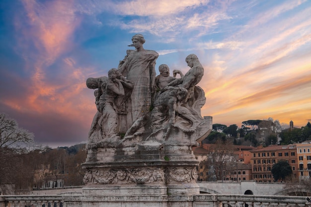 Foto ingewikkeld gebeeldhouwde marmeren beeldhouwwerken met afbeeldingen van figuren in een historische europese stad