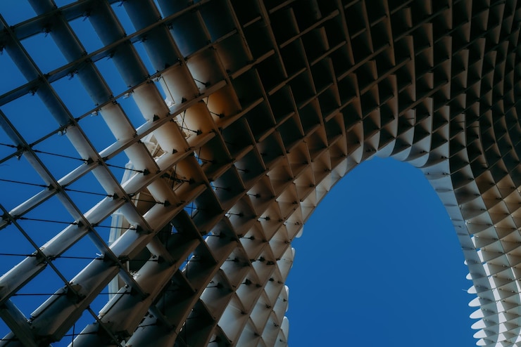 Foto ingewikkelde geometrische structuur tegen een blauwe hemel