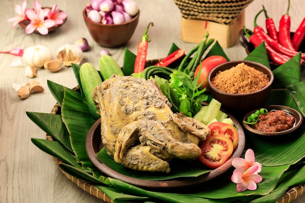 Ingkung Ayam Kampung, Yogyakarta traditioneel eten, gemaakt van hele kip gekookt met kruiden en kokosmelk. meestal geserveerd op Celebration