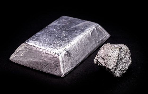 주괴 또는 백금판으로 측면에 광석이 있는 귀한 화학 원소로 산업 전반에 걸쳐 귀중한 보석으로 사용됩니다.