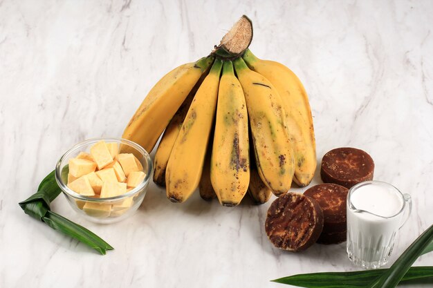 Ingrediënt Bereiding maken van Banaan en Zoete Aardappel Compote (Kolak Pisang Ubi). Rijpe banaan, zoete aardappel, palmsuiker (Gula Merah), pandanbladeren en kokosmelk. Populair voor Ramadan-ontbijt