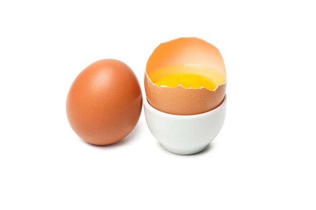 아침 계란을 만들기 위한 재료 흰색 배경에 고립
