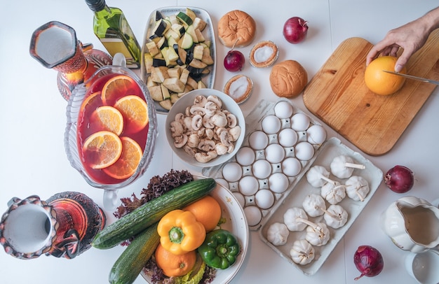 Ингредиенты сырые продукты с овощами и фруктами, готовящиеся к приготовлению на столе
