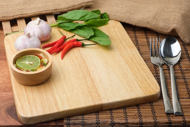 Foto ingrediente di basilico di manzo saltato in padella. piatto tailandese