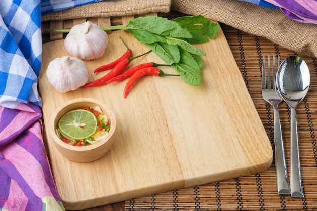 Foto ingrediente di basilico di manzo saltato in padella. piatto tailandese