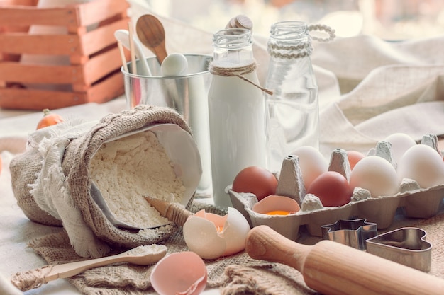 Ingrediënt voor het bakken als eieren, bloem, melk en water op een tafel