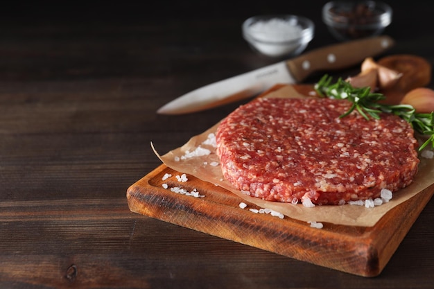 Ingrediënt voor het koken van gegrild vlees gemalen vlees