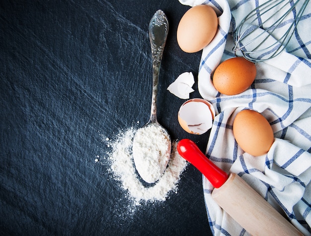 Ingrediënten bakken op een zwarte