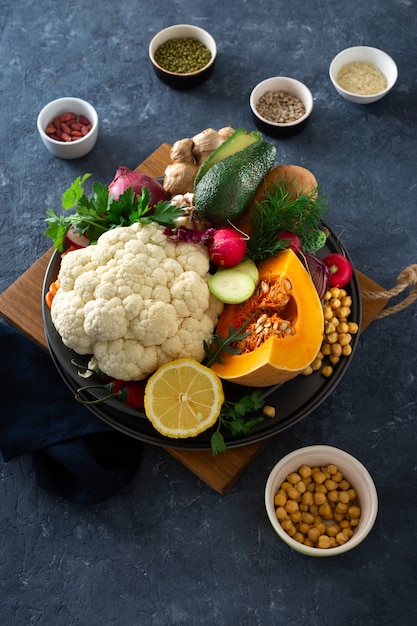 Ingrediënten die vegetarisch Indisch voedsel aloo Gobi koken