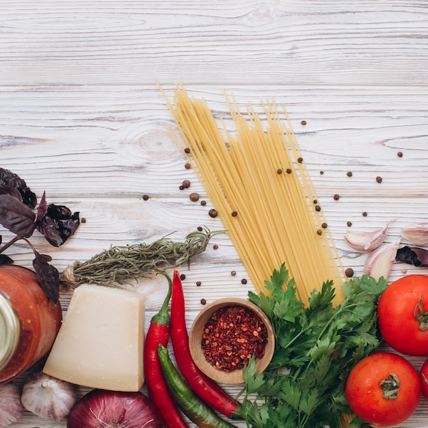 Ingrediënten en een recept voor pasta en saus, bovenaanzicht en plat leggen.