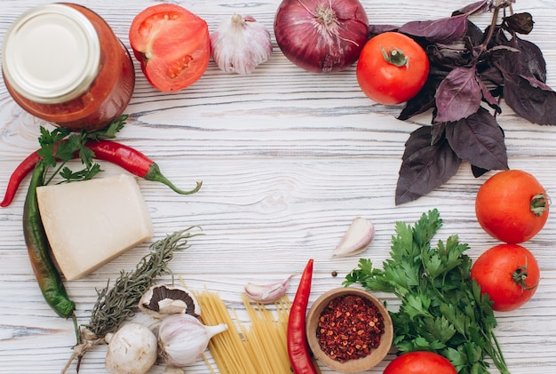 Ingrediënten en een recept voor pasta en saus, bovenaanzicht en plat leggen.