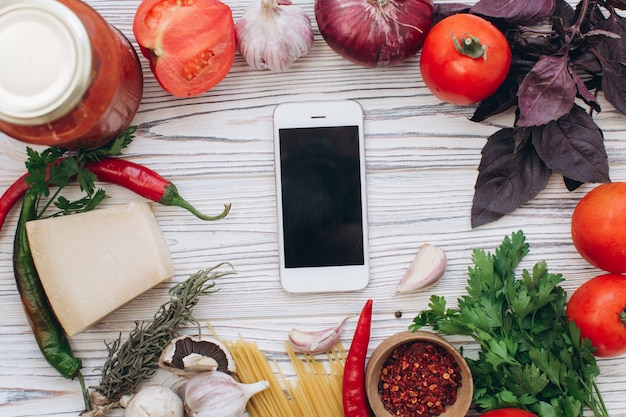 Ingrediënten en een recept voor pasta en saus, bovenaanzicht en plat leggen.