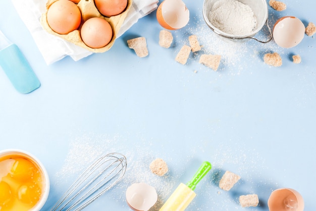 Ingrediënten en gebruiksvoorwerpen voor het koken bakken