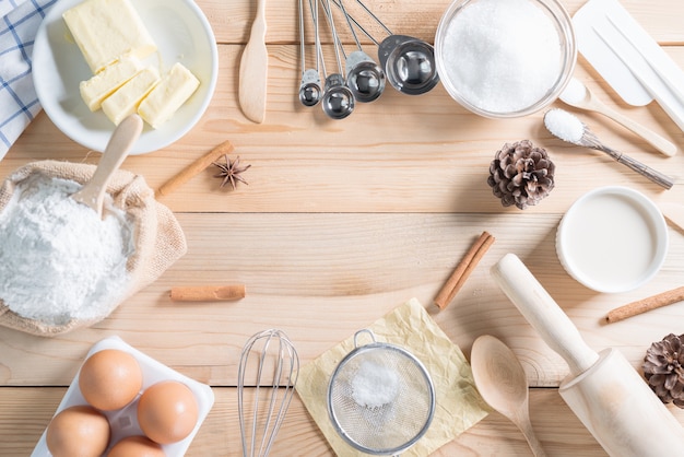 Ingrediënten en hulpmiddelen voor zelfgemaakt bakken.