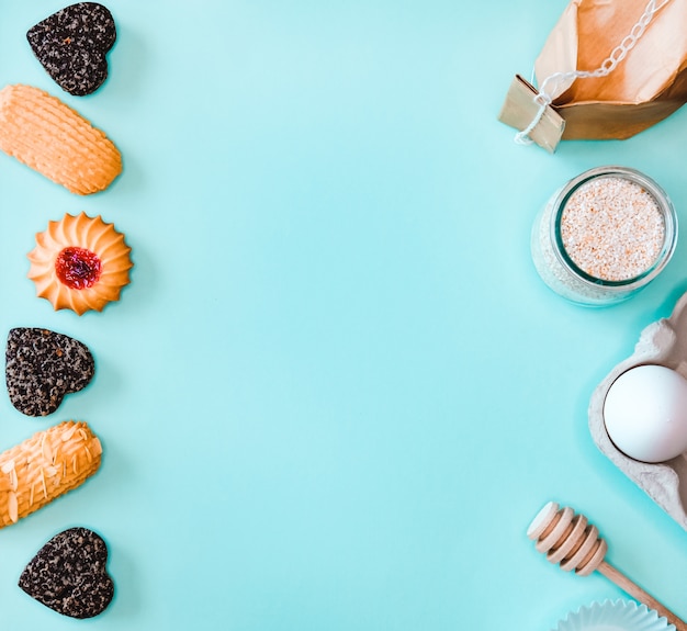 Ingrediënten en koekjes bakken