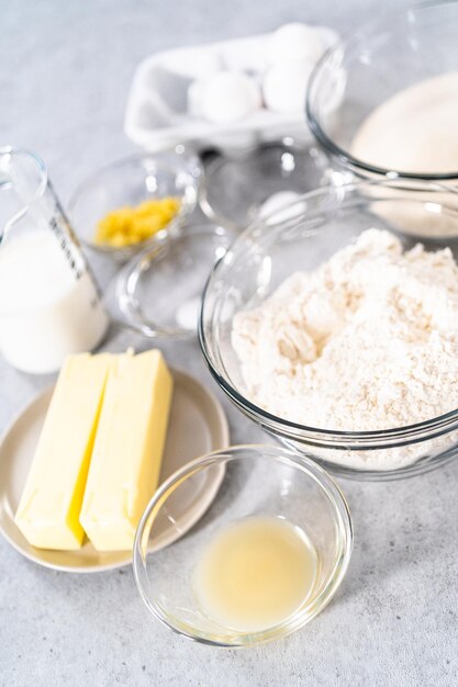 Ingrediënten in een glazen mengkommen om een lemon pound cake te bakken