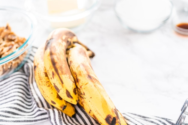 Foto ingrediënten mengen in keukenmixer om bananennotenbrood te bakken.