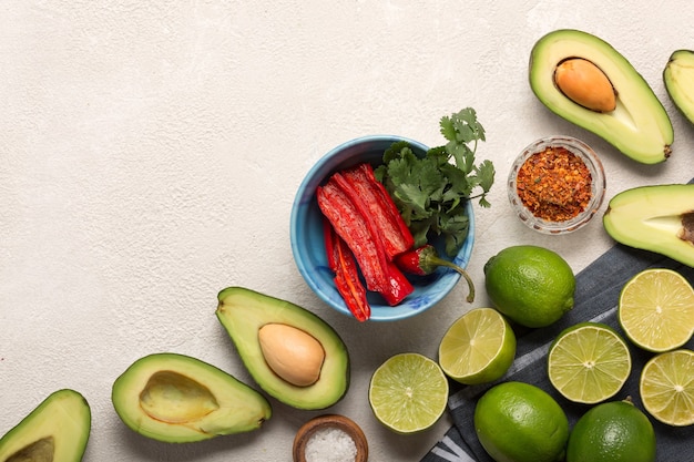 Ingrediënten Mexicaanse guacamole saus op een lichte tafel