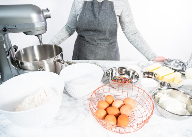 Ingrediënten om funfetti cake met kleurrijke hagelslag te bakken.