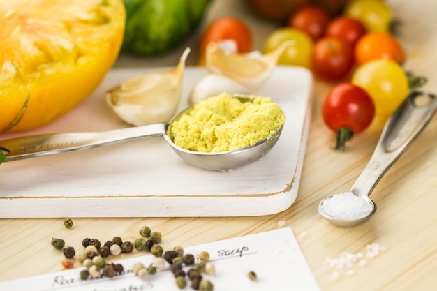 Ingrediënten om geroosterde tomatensoep te maken met biologische erfstuktomaten.