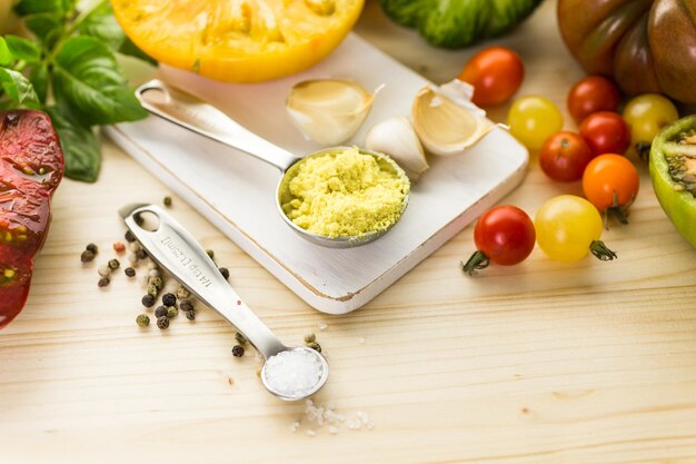 Ingrediënten om geroosterde tomatensoep te maken met biologische erfstuktomaten.