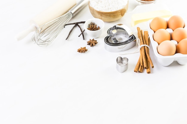 Ingrediënten om suikerkoekjes te bakken voor Valentijnsdag.