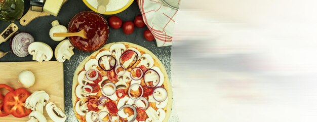 Ingrediënten op tafel voor het maken van pizza