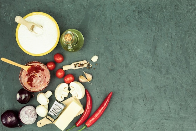 Ingrediënten op tafel voor het maken van pizza