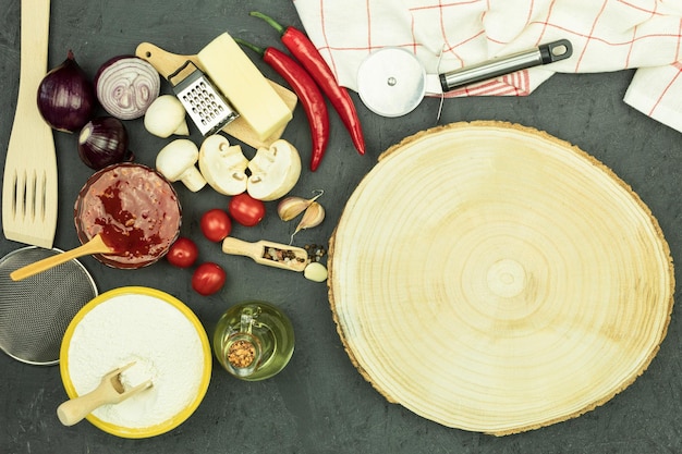 Ingrediënten op tafel voor het maken van pizza