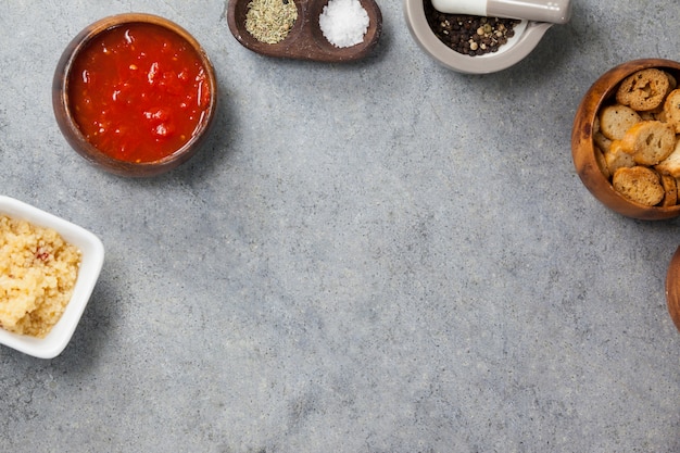 Ingrediënten, tomatensaus en toast in kom