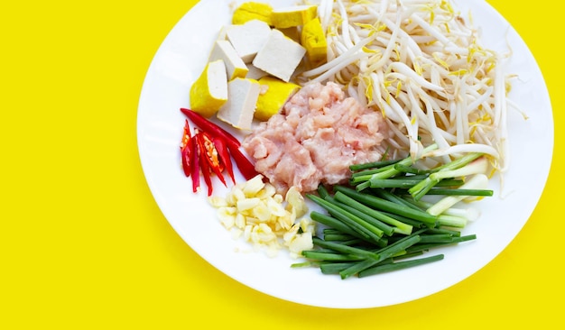 Ingrediënten van gebakken boontjes met gehakt varkensvlees en tofu