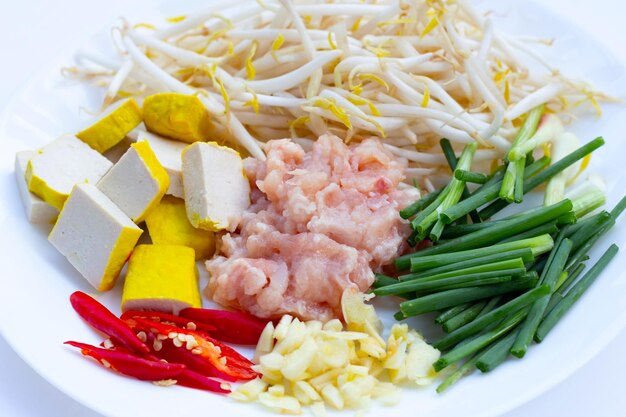 Ingrediënten van gebakken boontjes met gehakt varkensvlees en tofu