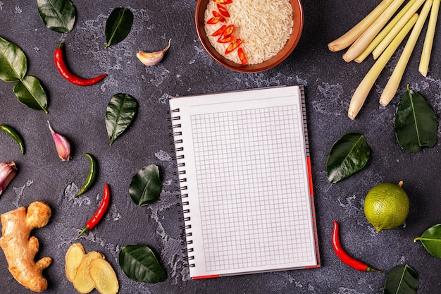 Ingrediënten van Thais gekruid voedsel op tafel