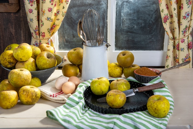 Ingrediënten voor appeltaart, appels, eieren, deeg